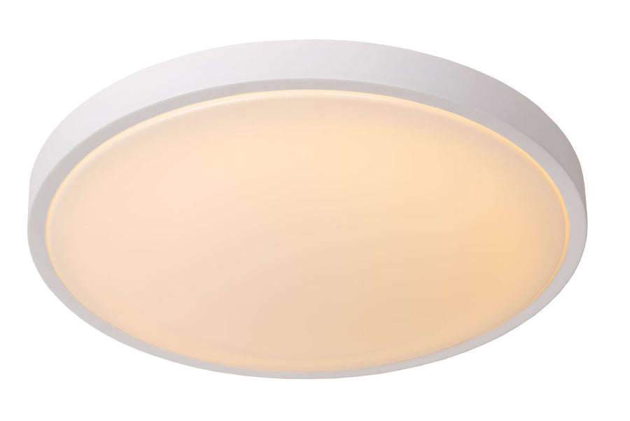 Vue rapprochée du plafonnier blanc allumé, diffusant une lumière chaude.