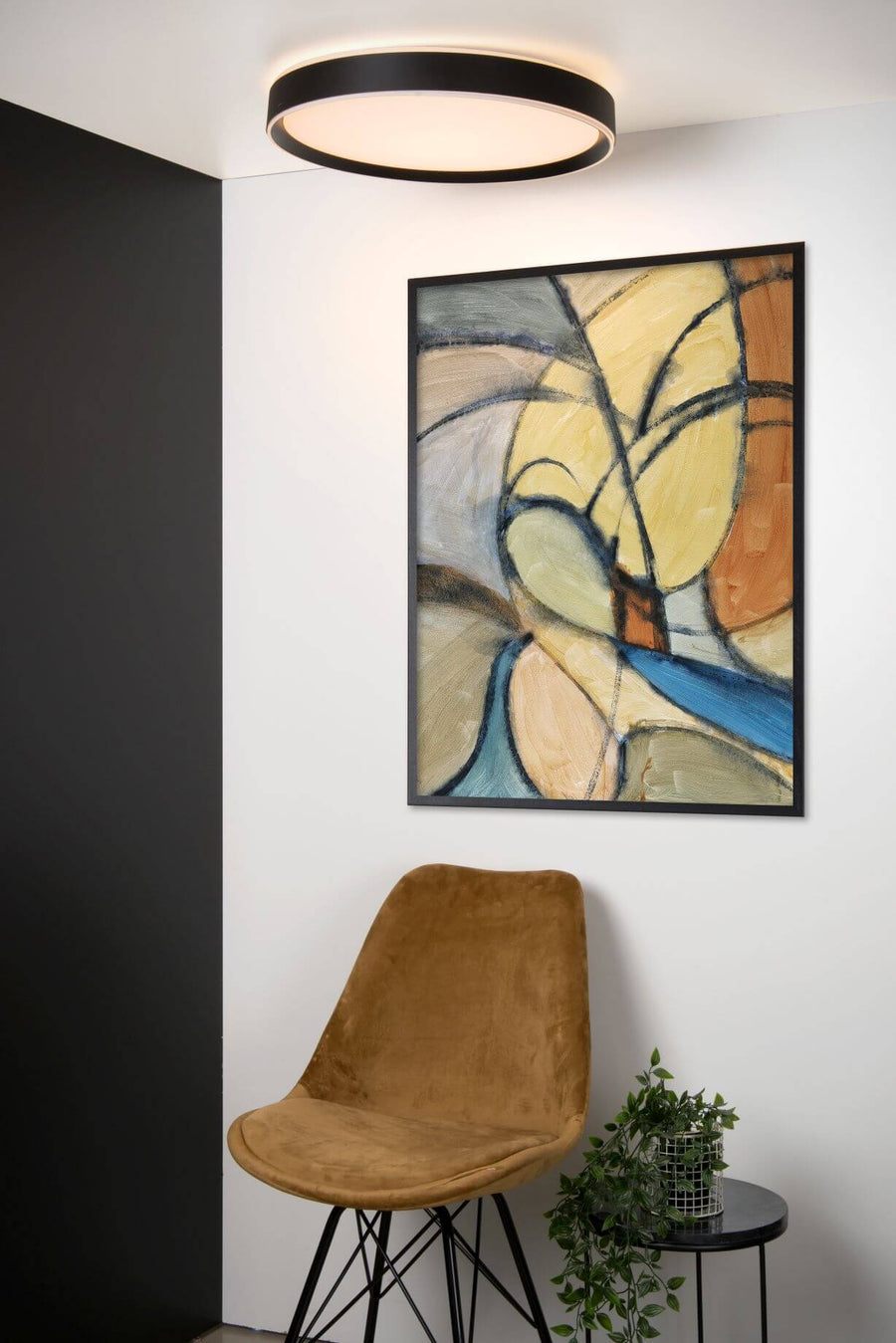 Vue large du plafonnier fixé au plafond dans un intérieur moderne