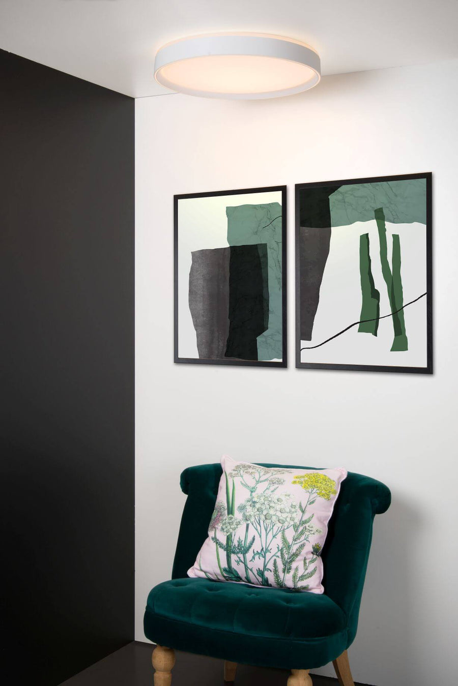 Vue en contre-plongée du plafonnier blanc allumé au-dessus d'un fauteuil vert