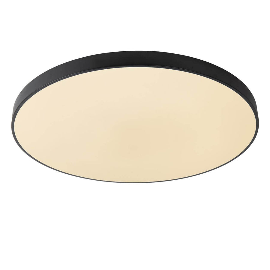 Gros plan sur le cerclage métallique noir et la surface opale beige