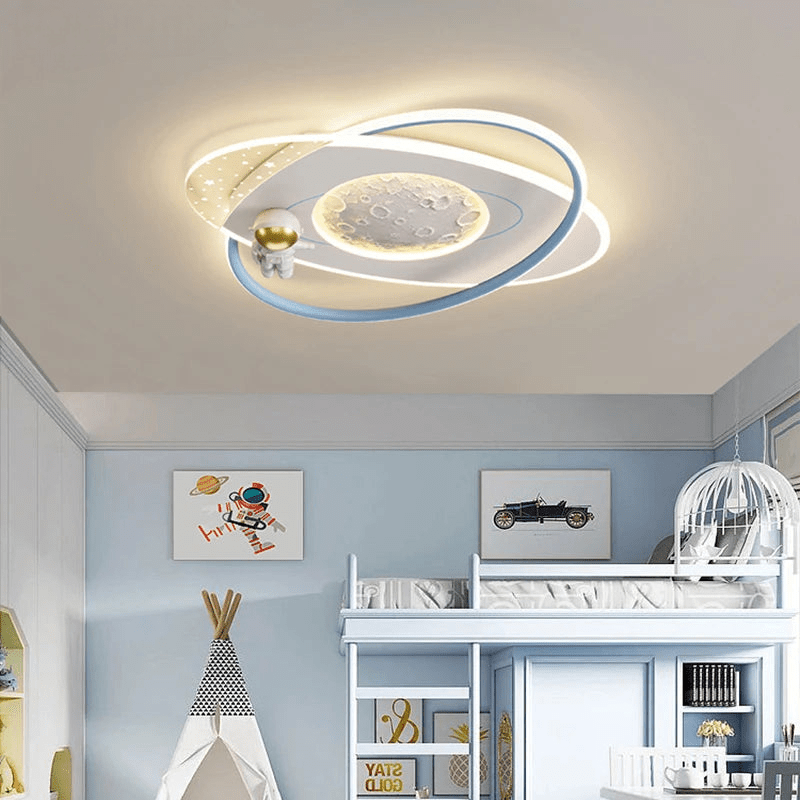 Plafonnier astronaute bleu et blanc installé au plafond d'une chambre d'enfant bleue.