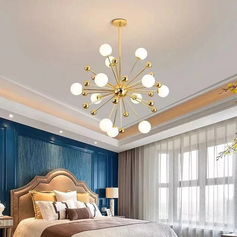 Rendu en situation dans une chambre bleue, suspension dorée avec globes blancs allumés.