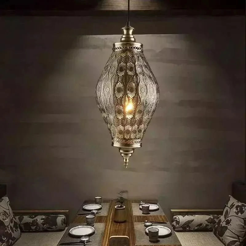 Suspension en métal perforé au-dessus d'une table dressée dans une salle à manger.