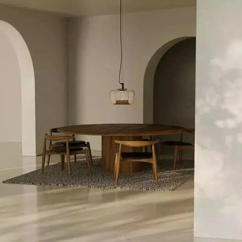 Mise en ambiance d'une suspension en verre dans une salle à manger aux arches.