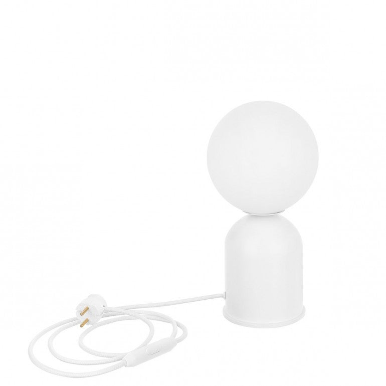 Lampe blanche avec son câble d'alimentation blanc enroulé et sa prise apparente