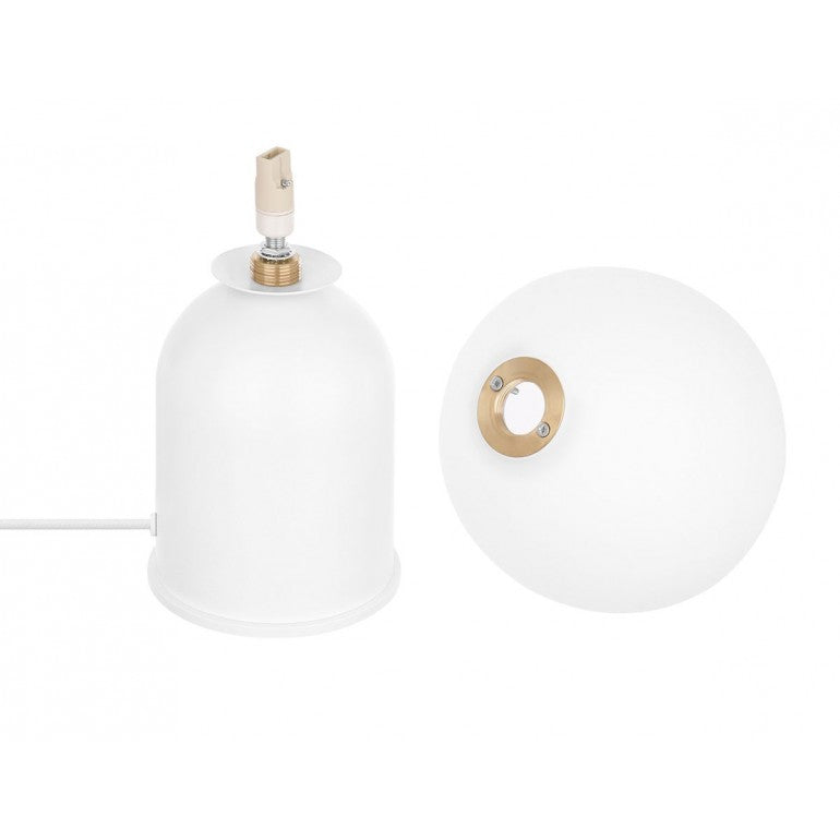 Détail de la douille et du filetage laiton, socle blanc séparé du globe démonté