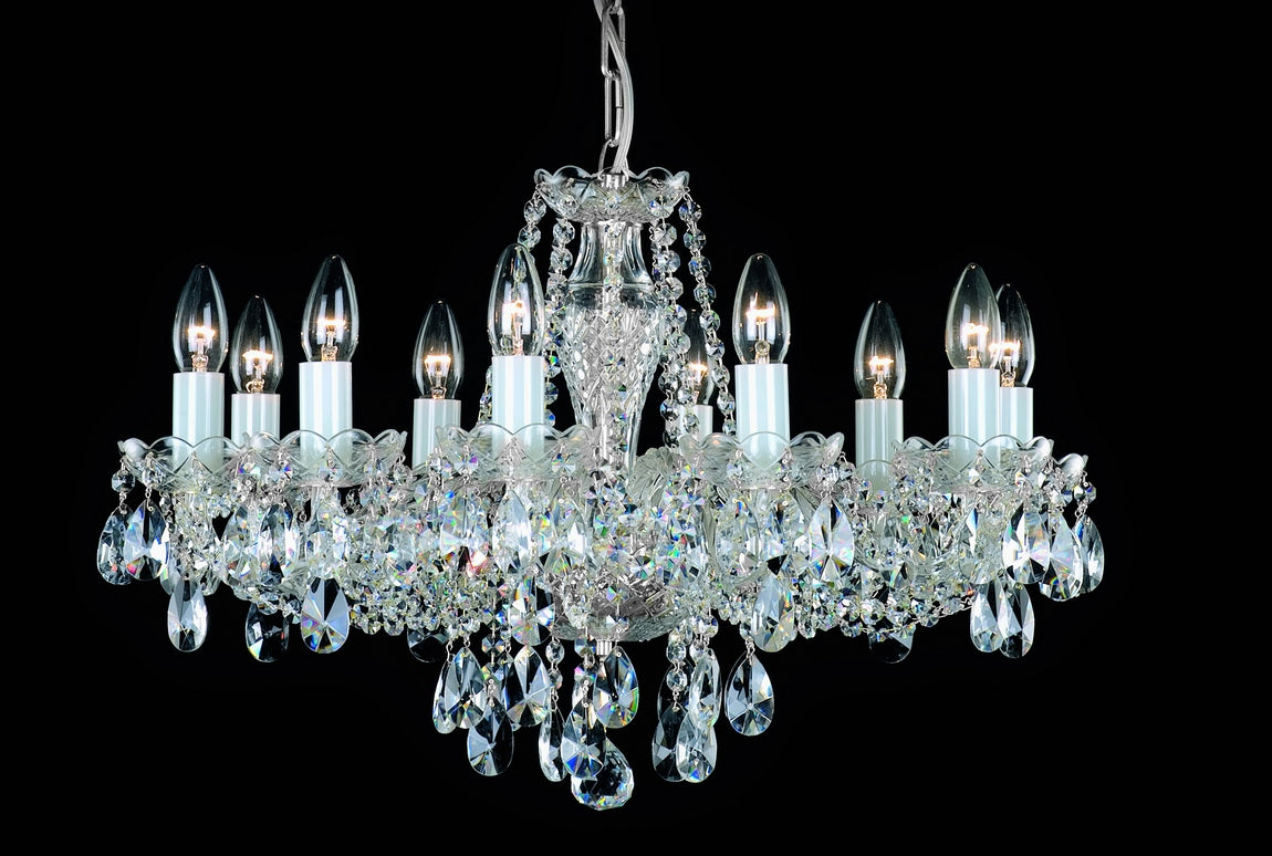 Vue entière du lustre suspendu, bras courbes et pendeloques scintillantes