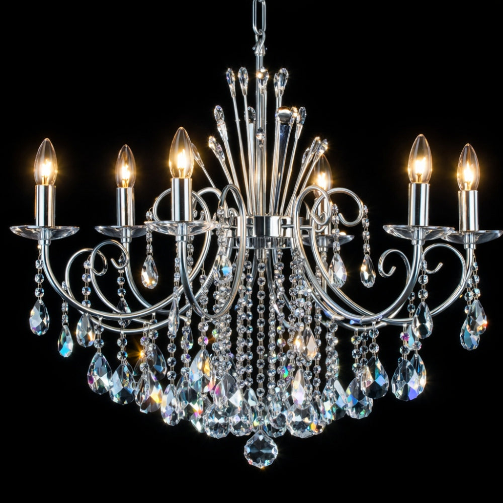Lustre chromé allumé, ampoules à flamme et grappes de cristaux scintillants sur fond noir