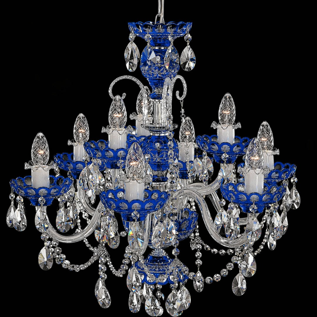 Vue de face du lustre entier, verrerie bleue et cristal taillé étincelant