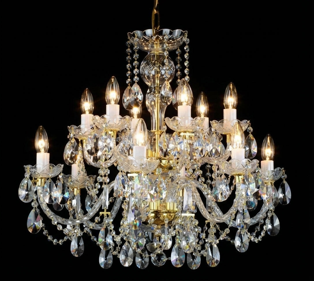 Même lustre allumé, ampoules flamme, dorures et pendeloques en cristal