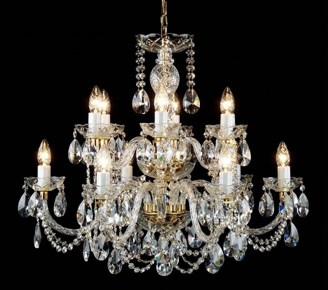 Même lustre en cristal, ampoules allumées, reflets dorés sur les bras, la chaîne et les pendants.