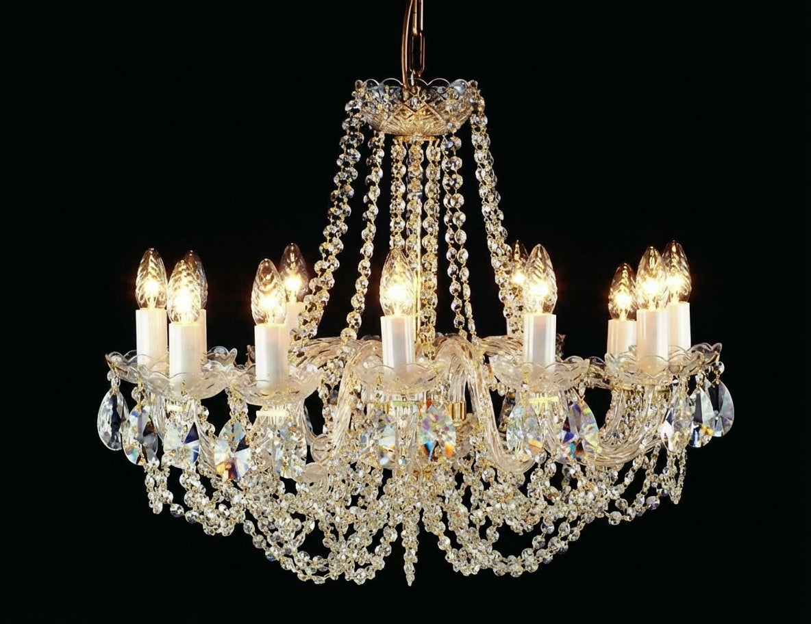Même lustre allumé, ampoules chaudes éclairant les pampilles et bras cristallins.