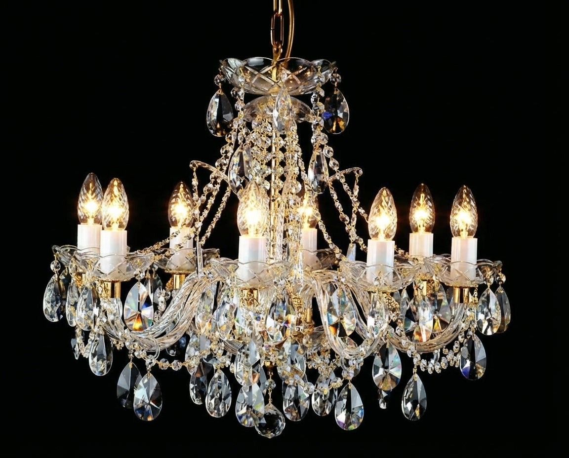 Même lustre illuminé, ampoules allumées, cristal scintillant sur fond noir