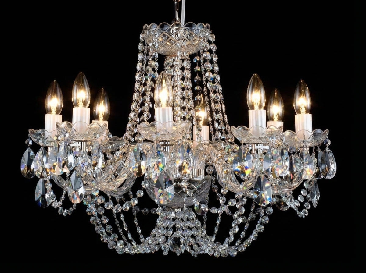Même lustre allumé, ampoules en fonctionnement révélant l'éclat des pendeloques de cristal