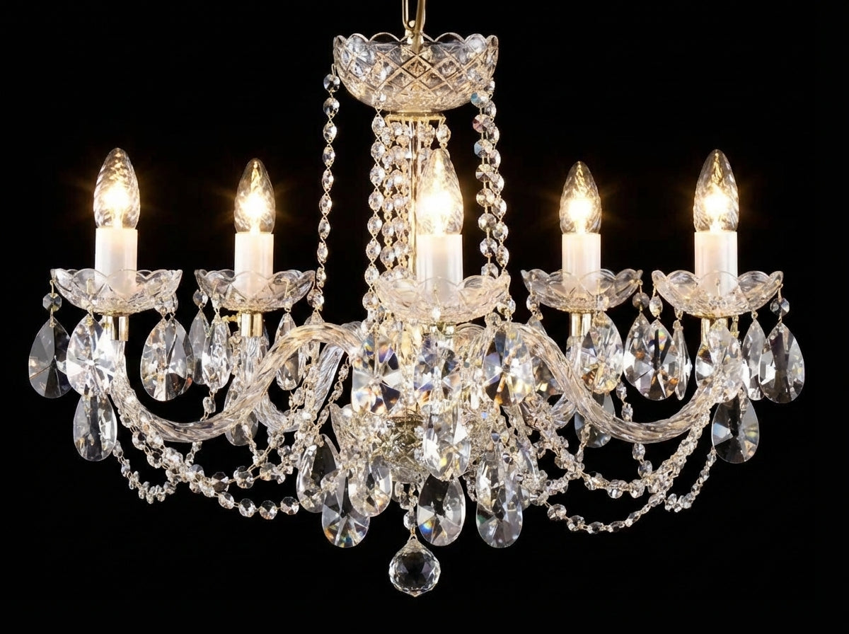 Même lustre allumé, ampoules rayonnantes illuminant les cristaux taillés sur fond noir