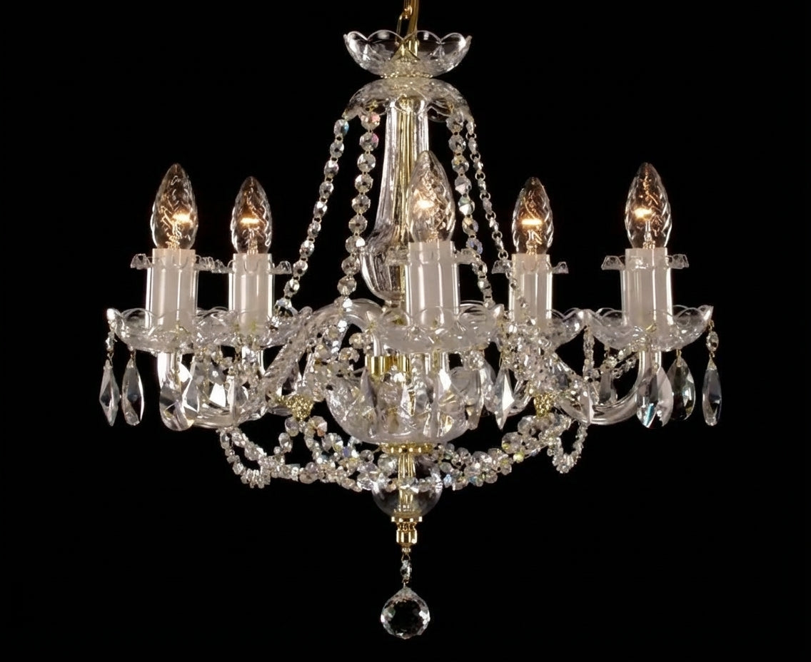 Même lustre cristal allumé, ampoules visibles, guirlandes de perles scintillantes