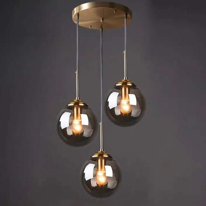 Version en verre fumé gris des trois globes suspendus sur fond sombre