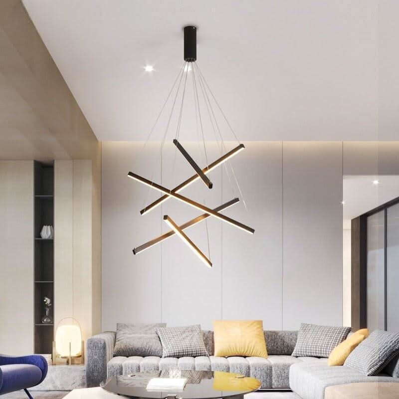 Lustre moderne installé au-dessus d’un canapé gris dans un salon contemporain.