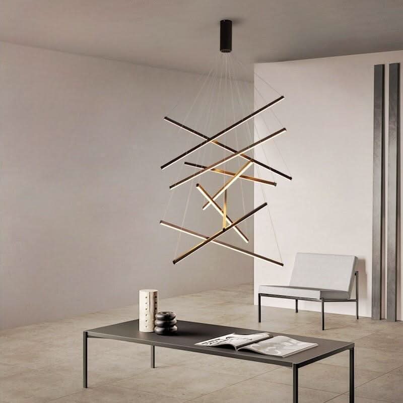 Luminaire suspendu au-dessus d’une table basse dans un intérieur minimaliste aux murs clairs.
