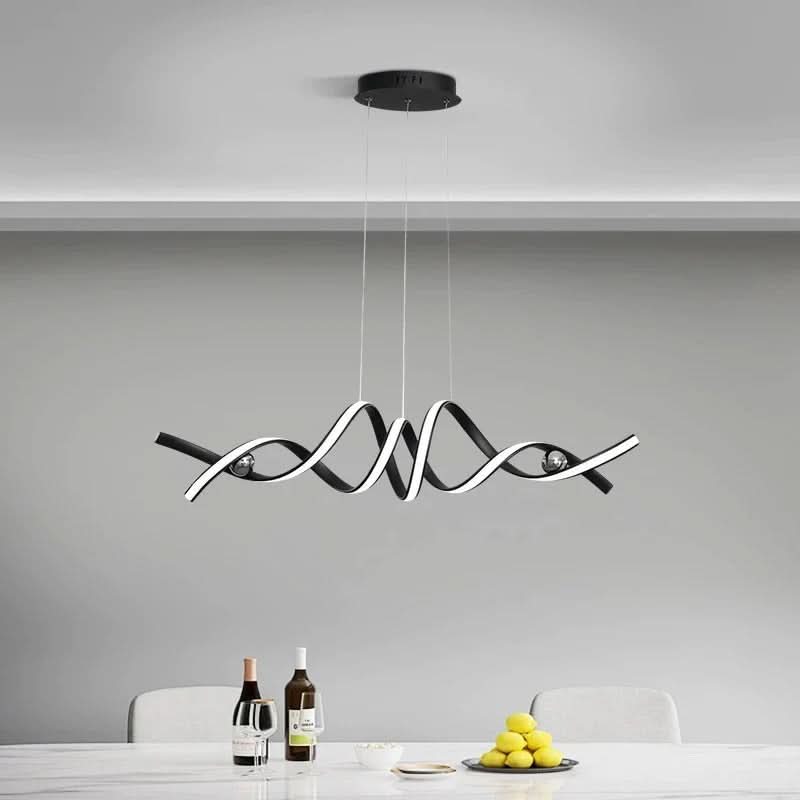 Lustre ruban noir torsadé suspendu au-dessus d'une table de salle à manger