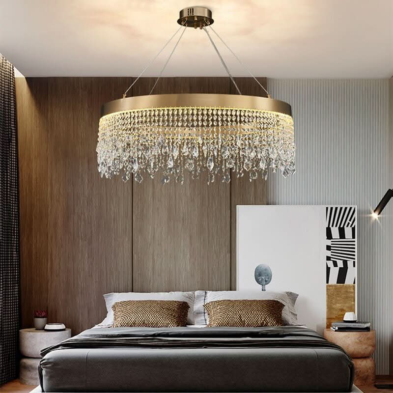 Version ronde du luminaire éclairant une chambre à tête de lit en bois