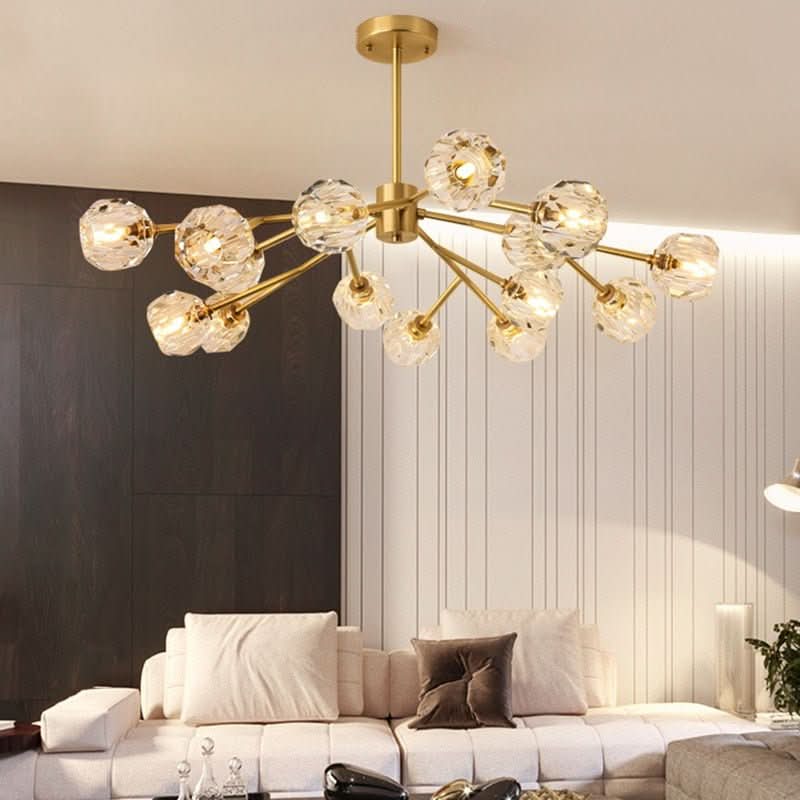 Vue d'ensemble de la suspension dorée à douze globes dans un salon clair