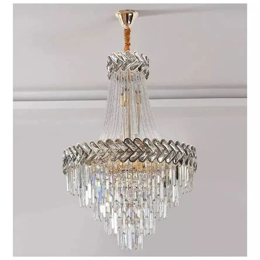Gros plan sur la couronne tressée et les pampilles de cristal transparent du lustre