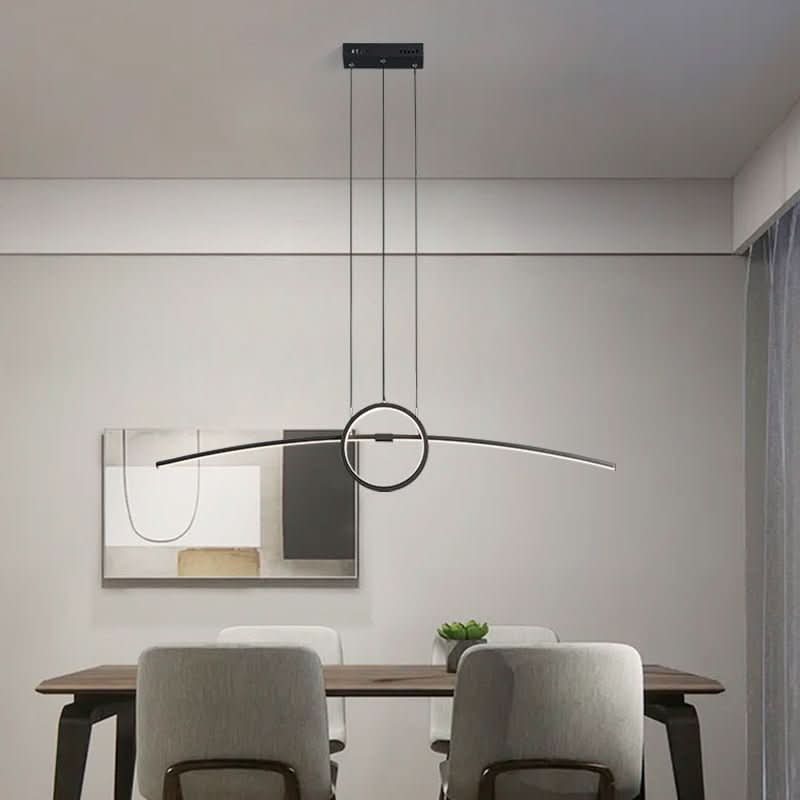 Version noire du luminaire suspendu, mise en scène dans une salle à manger moderne