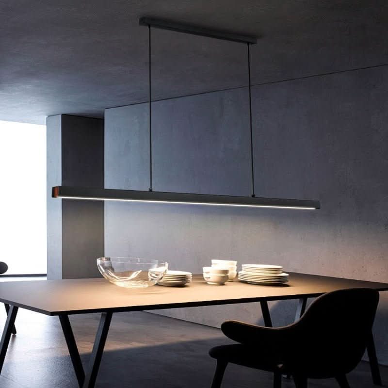 Situation dans un intérieur béton, vaisselle dressée sur la table sous la lumière