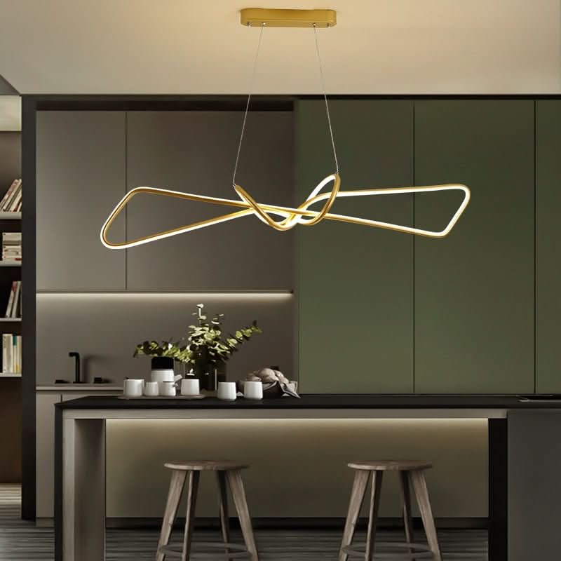Vue du luminaire au-dessus d'un îlot de cuisine, plan de travail noir et tabourets en bois