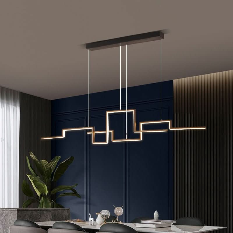 Mise en ambiance du lustre suspendu devant un mur bleu nuit avec plante verte