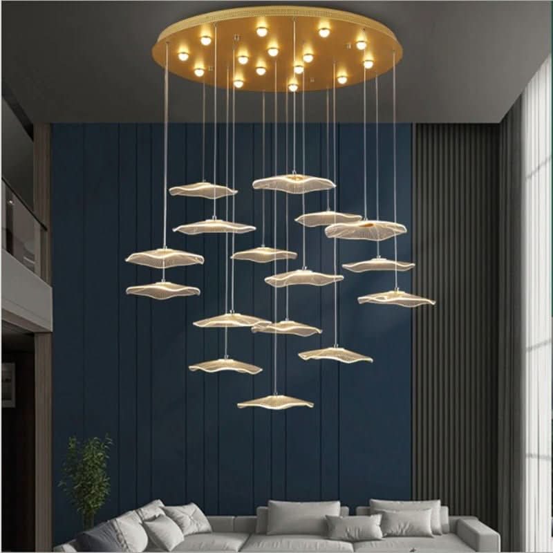Lustre complet à nombreux disques lumineux dans un grand séjour au mur bleu