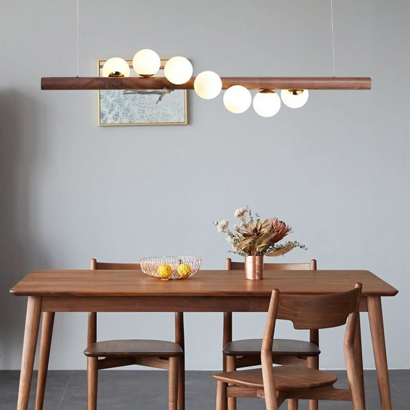 Suspension en bois foncé éclairant une table en noyer rustique