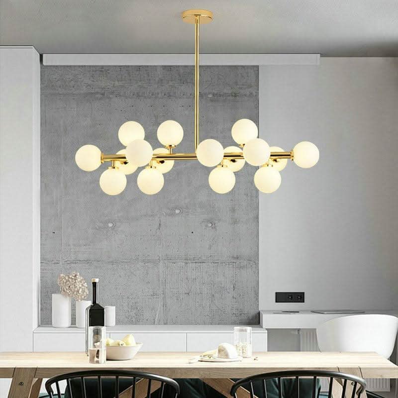 Version dorée fixée au plafond au-dessus d'une table en bois clair