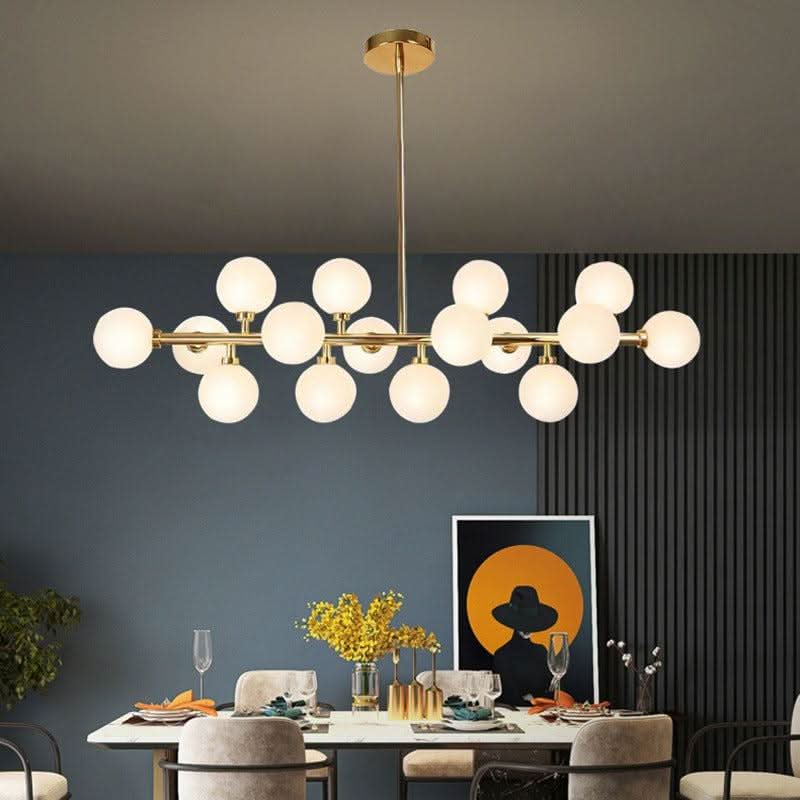 Mise en ambiance dans une salle à manger bleue avec table dressée