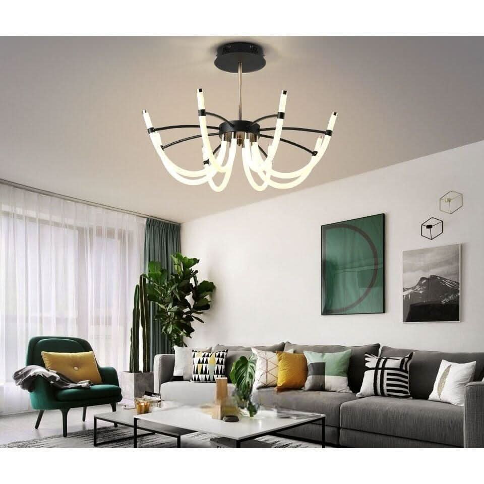 Vue de face du lustre dans un salon gris avec décoration murale