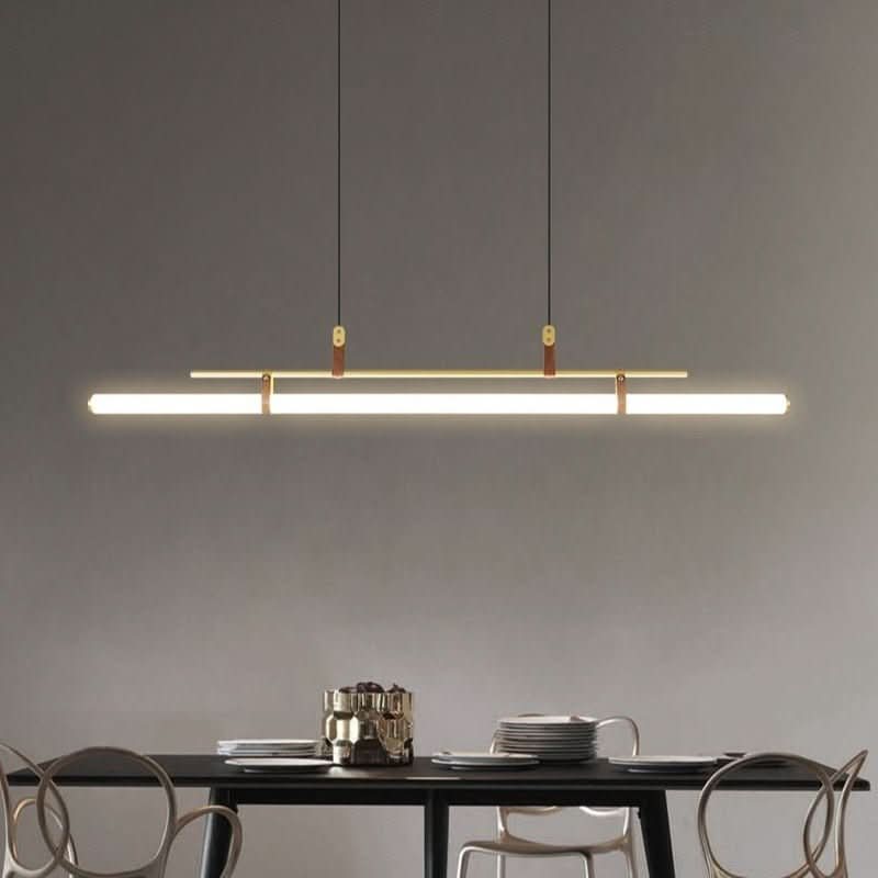 Vue de face sur fond gris, longue barre lumineuse et structure laiton suspendue