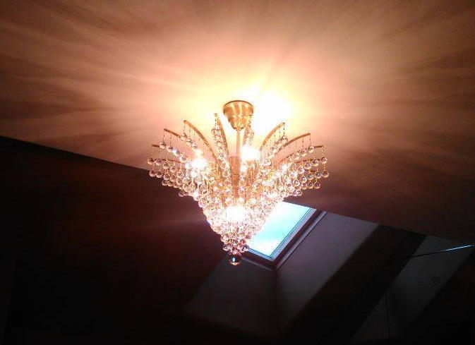 Vue en contre-plongée du plafonnier allumé diffusant une lumière chaude