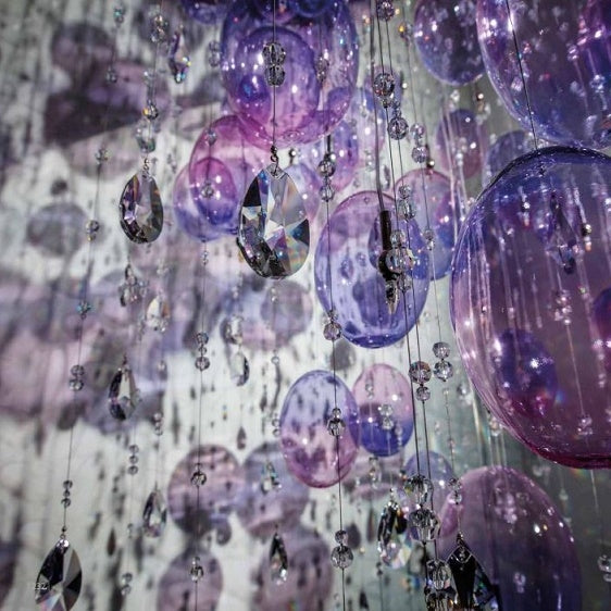 Détail rapproché des sphères violettes et des pampilles en cristal taillé