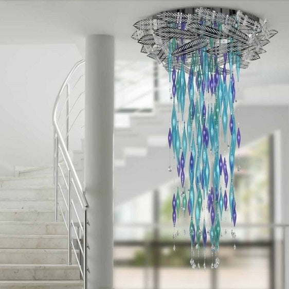 Mise en ambiance sous plafond blanc près d'un escalier, suspension cristalline colorée