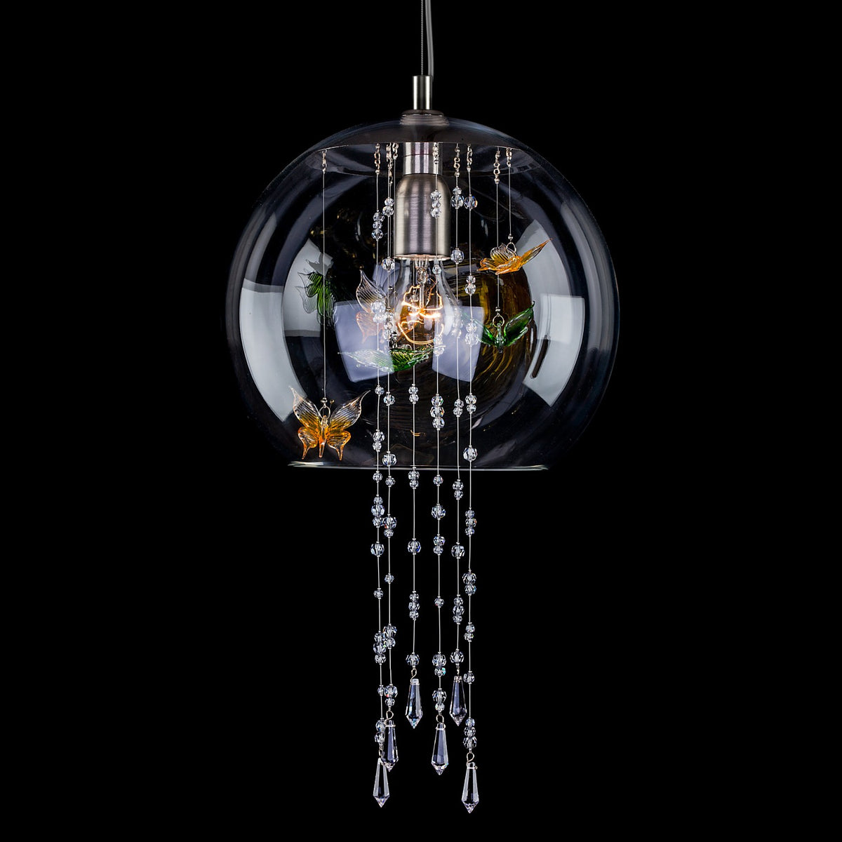 Gros plan de la boule montrant ampoule, papillons et chaînes de cristal