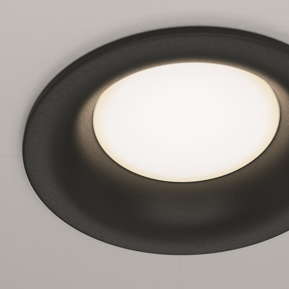 Détail rapproché de la finition noire mate et du halo lumineux chaud