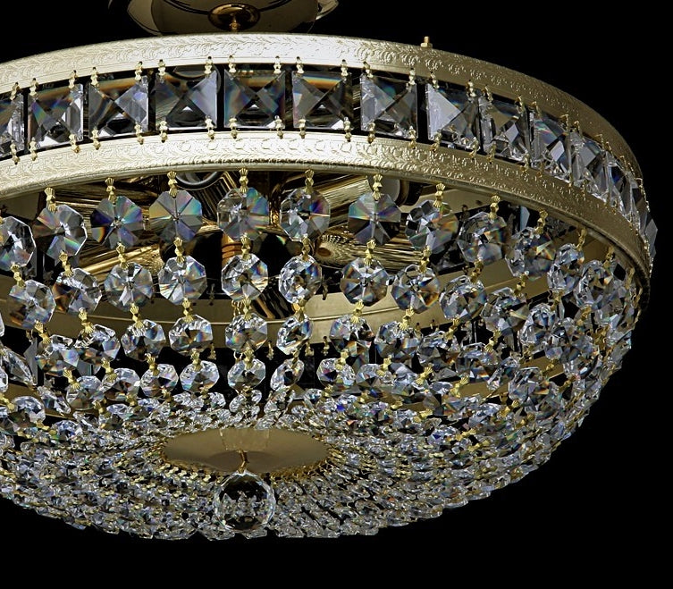Détail de la bande métallique dorée garnie de carrés de cristal taillés