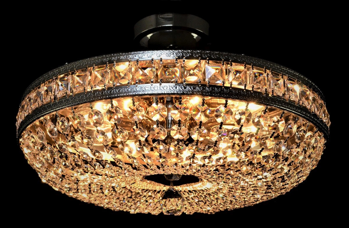 Vue du plafonnier allumé diffusant une lumière chaude ambrée