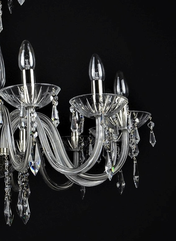 Détail des bras courbés en cristal, coupelles godronnées et pampilles pendantes