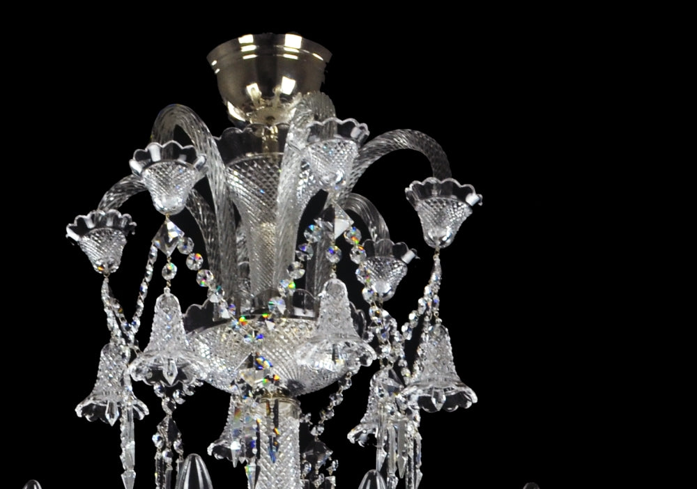 Gros plan du sommet avec fleurons de cristal et chaînettes de perles