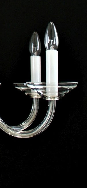 Détail d'une coupelle en verre supportant deux fausses bougies blanches à ampoules