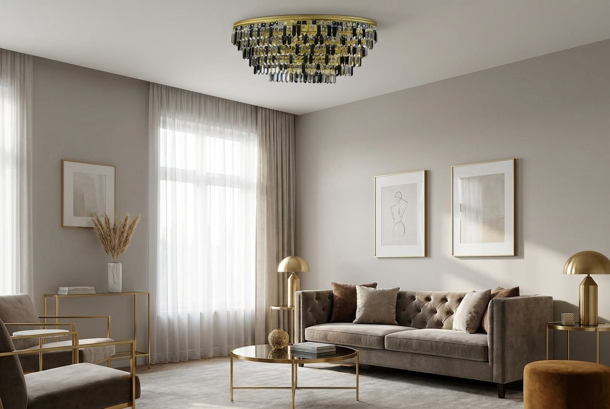 Plafonnier à étages vu en perspective dans un salon beige avec fauteuils et tables dorées.