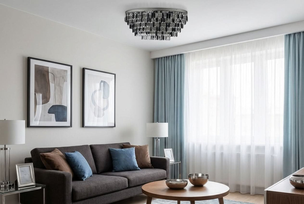 Luminaire rond fixé au plafond dans un salon moderne, rideaux bleus et grand canapé gris.
