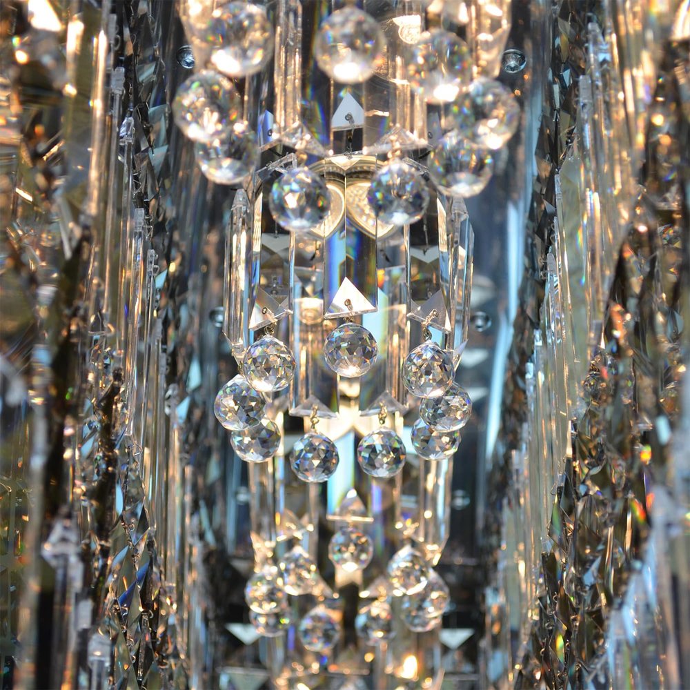 Détail rapproché des prismes taillés et des boules de cristal suspendues